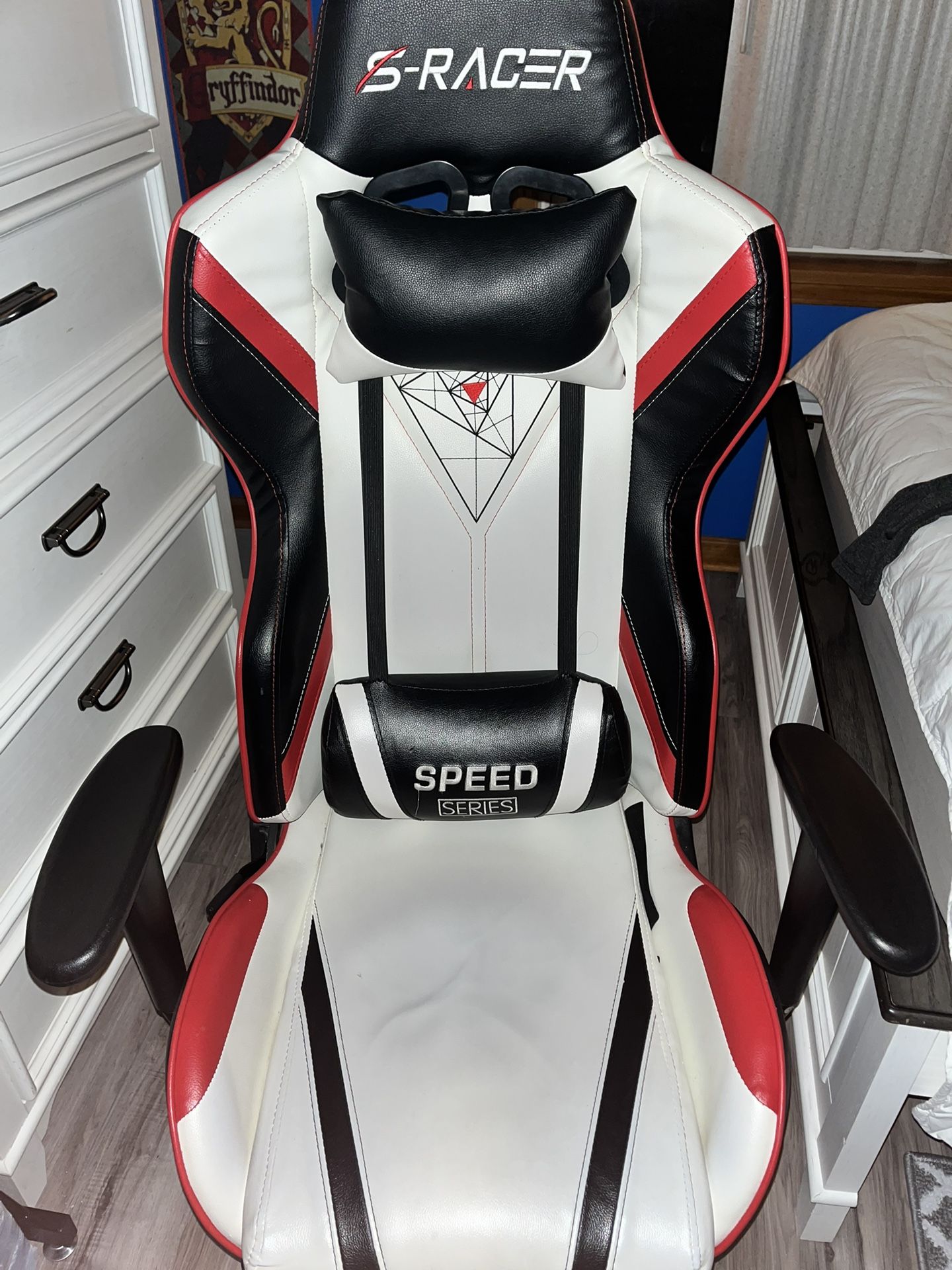 SRacer Speed Series Gaming Chair for Sale in Chicago, IL OfferUp