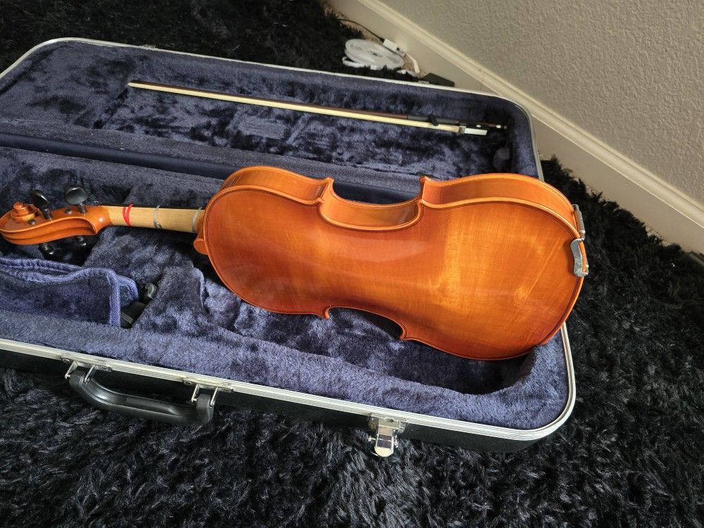 Strovel  4/4 Violin 