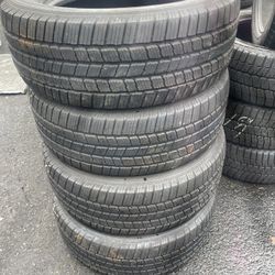 275/60R18 Michelin 275/60/18 set of 4 matching used tires in great condition. 300$ for 4 tires plus tax.  Mount available but not included. Wheel alig