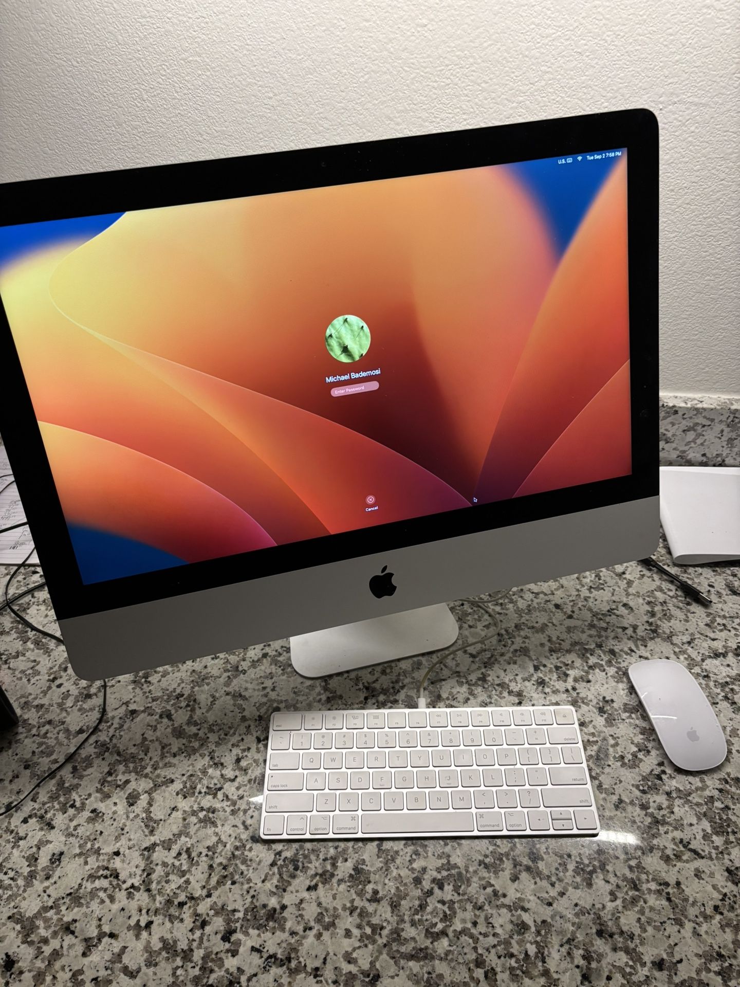 21.5 Inch IMAC w/ Wireless Mouse And Keyboard (great condition)