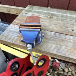 Central Forge Vise with metal workbench 