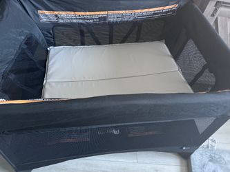 4moms Breeze Plus Portable Playard with Removable Bassinet and Baby Changing Station