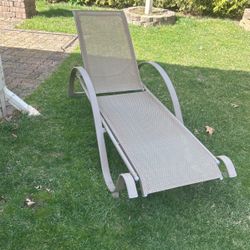 Lounge chair Lightweight, Excellent Condition great price