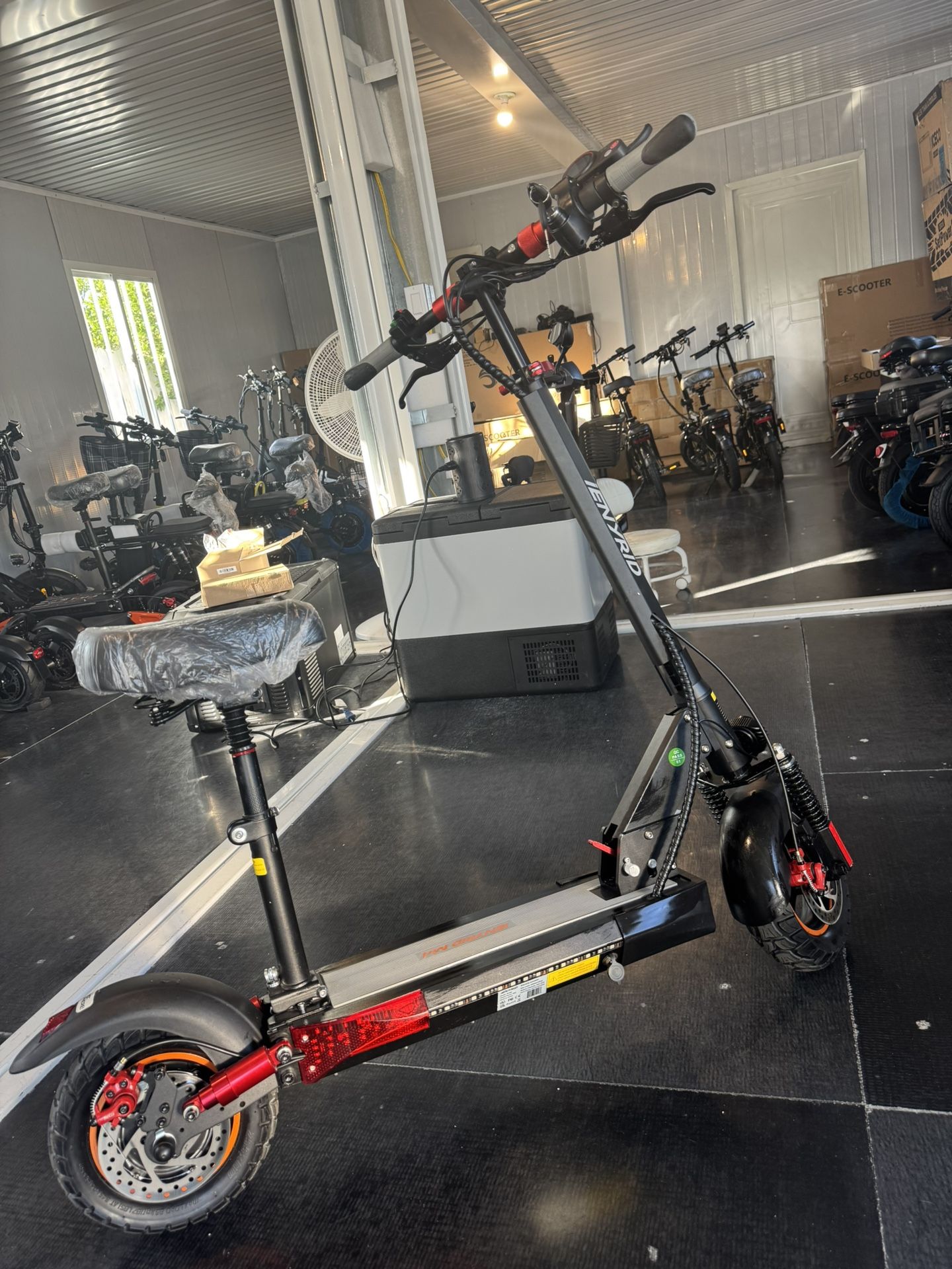 Front and rear shock-absorbing electric scooter