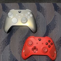 2 Xbox Series X Controllers 