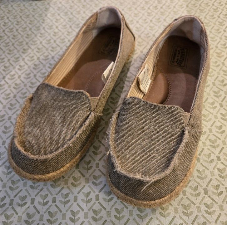 Signature By Levi’s Strauss Size 6 Canvas Slip-ons 