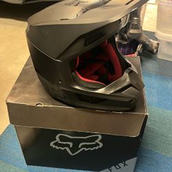 Fox Motorcross Helmet V1 Matt Black