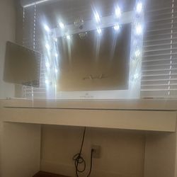 White Makeup Vanity Desk 