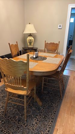 Beautiful Table with two leafs and 8 Matching chairs oak , oak and oak vereen