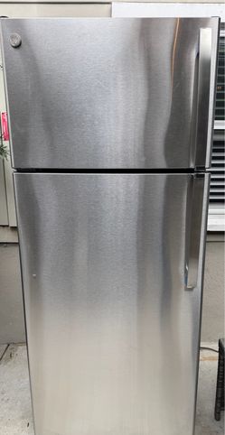 Brand New / Unused GE 17.5 Cu. Ft. Top-Freezer Refrigerator / Ice Make - $400 (University Heights)