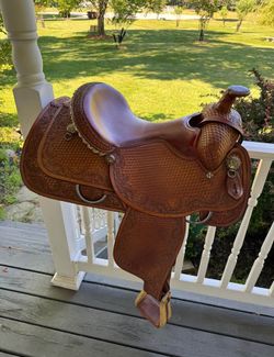 Circle roping saddle