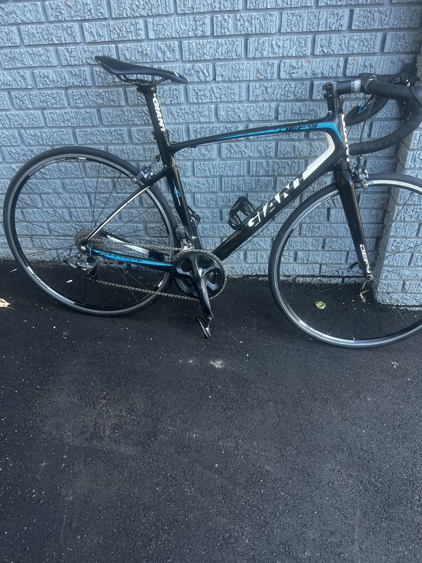 Giant carbon bike, the guides are electric, everything works well