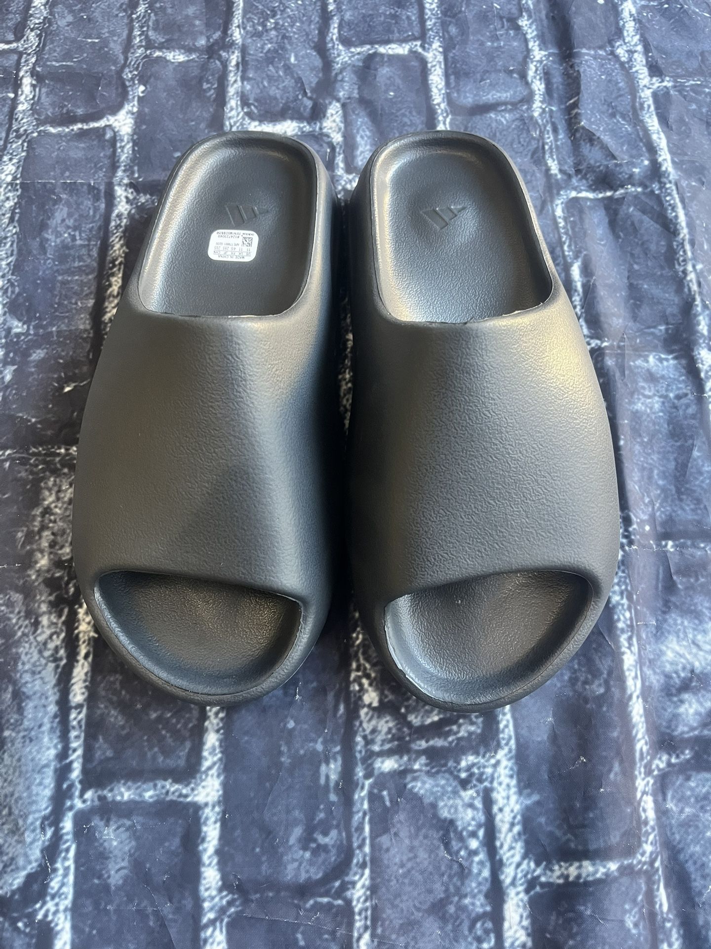 Yeezy adidas slides size 11 onyx