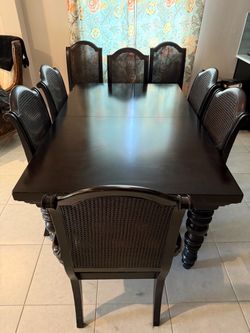 Tommy Bahama Kingstown Pembroke Diningroom table with 2 leaves and 8 Isla Verde Chairs