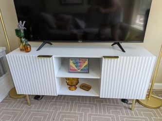 White, fluted tv stand - like new