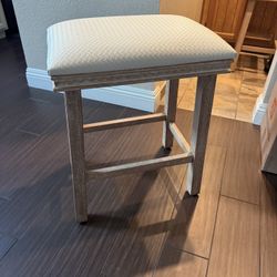 Set Of 3 Stool. Counter height 