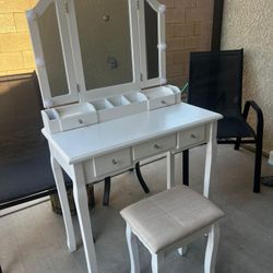 Vanity-Makeup Table