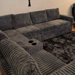 New Sectional Couch with USB Console and Cup Holders! Free Delivery 🚚!