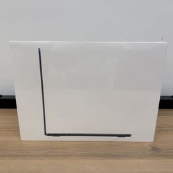 MacBook Air 13.6 Inch M2 16GB RAM Only $799
