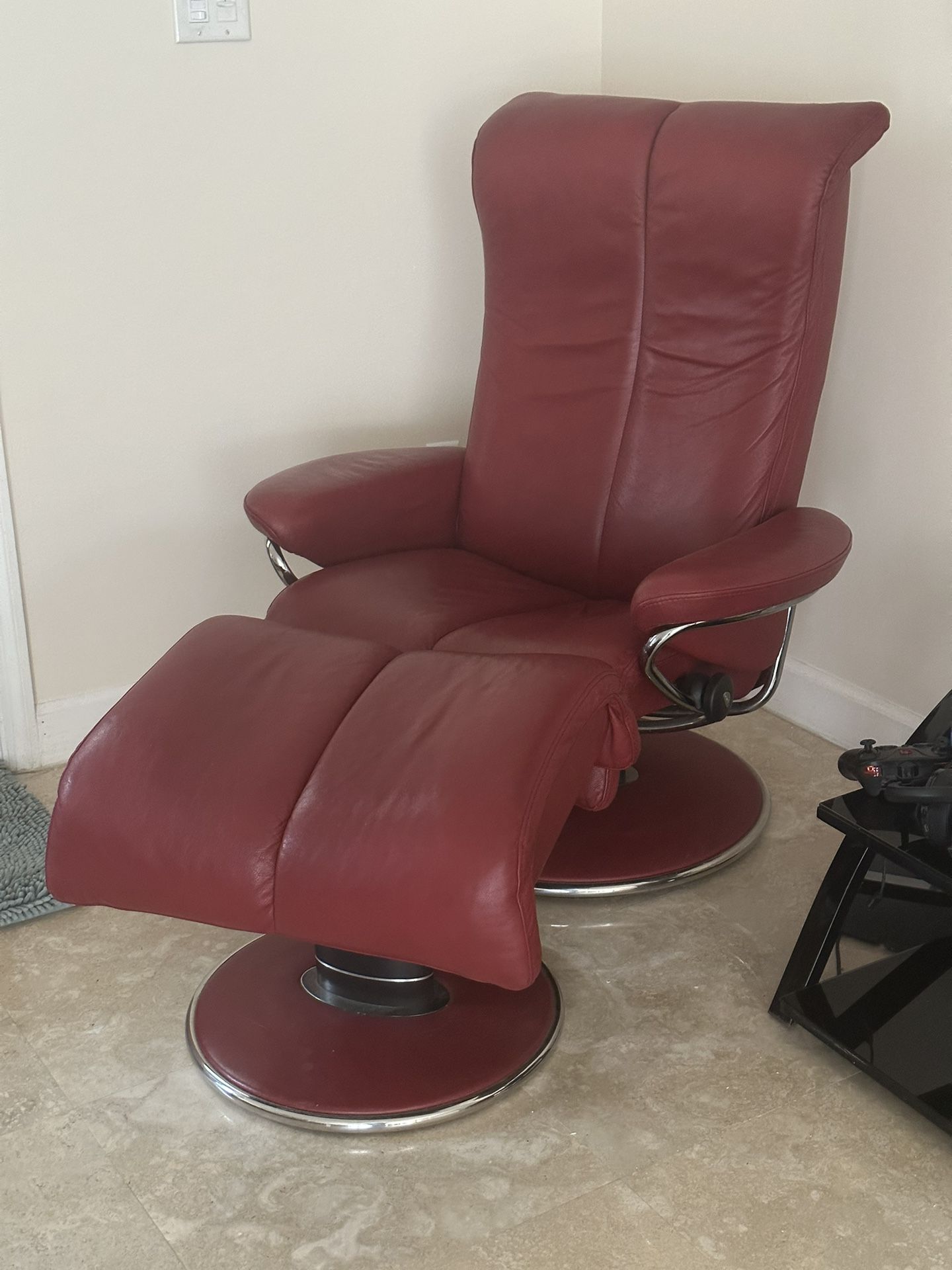 Luxurious Stressless Swivel Recliner Chair With Ottoman