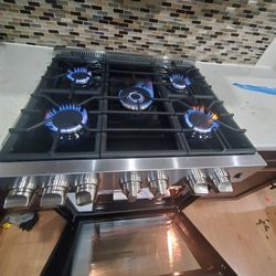 Bloomberg stove  Gas brand new stainless warranty ready to deliver 1 year manucfature warranty..$1850