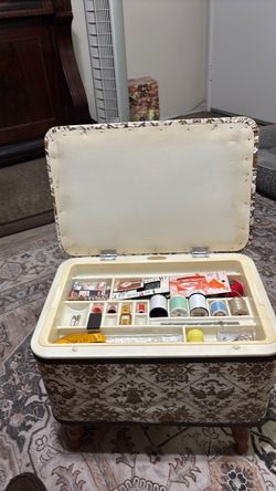 Vintage 1976 Redmon Federalist Sewing box/ stool