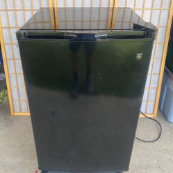 Like New GE 31”x 20”x 22” Refrigerator