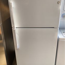 GE 21.9 Cu. Ft. Top Freezer Refrigerator in Fingerprint Resistant