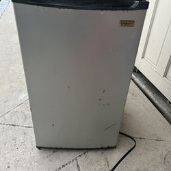 Magic Chef Mini Refrigerator 