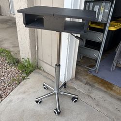 Adjustable laptop stand