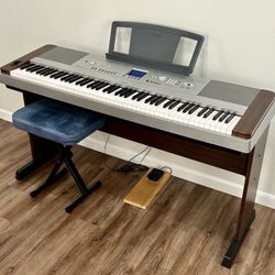 Yamaha DGX-640 88-Key Weighted Keyboard  Portable Grand Piano with Stand, Sustain Pedal, and Headphones
