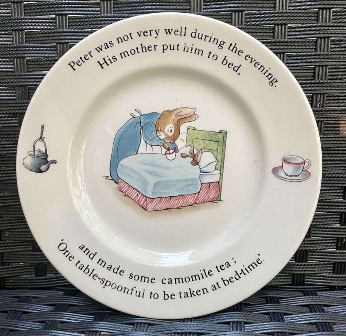 1991 Wedgwood of Etruria Peter Rabbit England Beatrix Potter Child's Bread Plate 7"