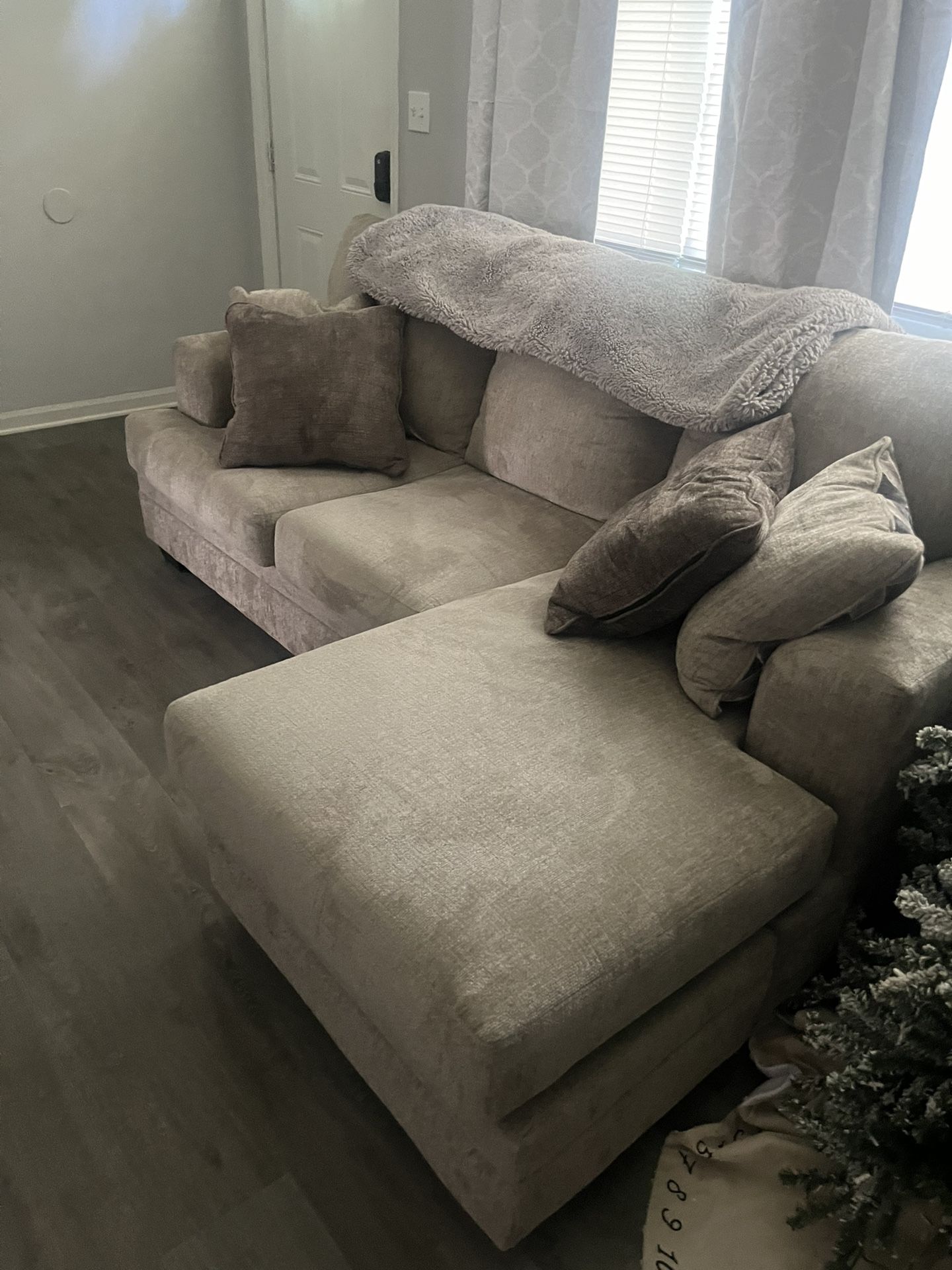 Barely Used Sectional Sofa – Smoke-Free & Pet-Free Home