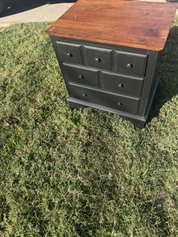 Night Stand / 3 Drawer 