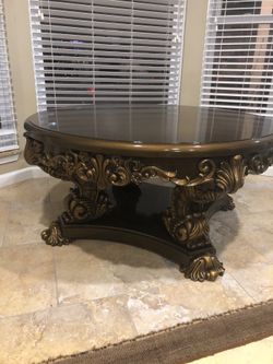 Coffee table a year old I bought it for 700$