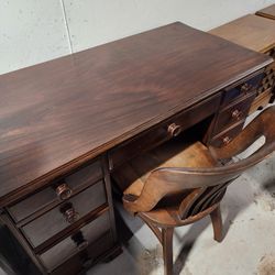 Beautiful Desk with Matching Chair Great Condition 