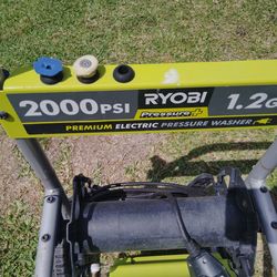 Electric pressure washer  2000 psi works Good needs a wand