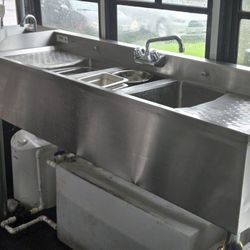 Food TRUCK (FULLY EQUIPPED)