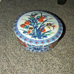 Beautiful  vintage ceramic food or trinket bowl with lid.