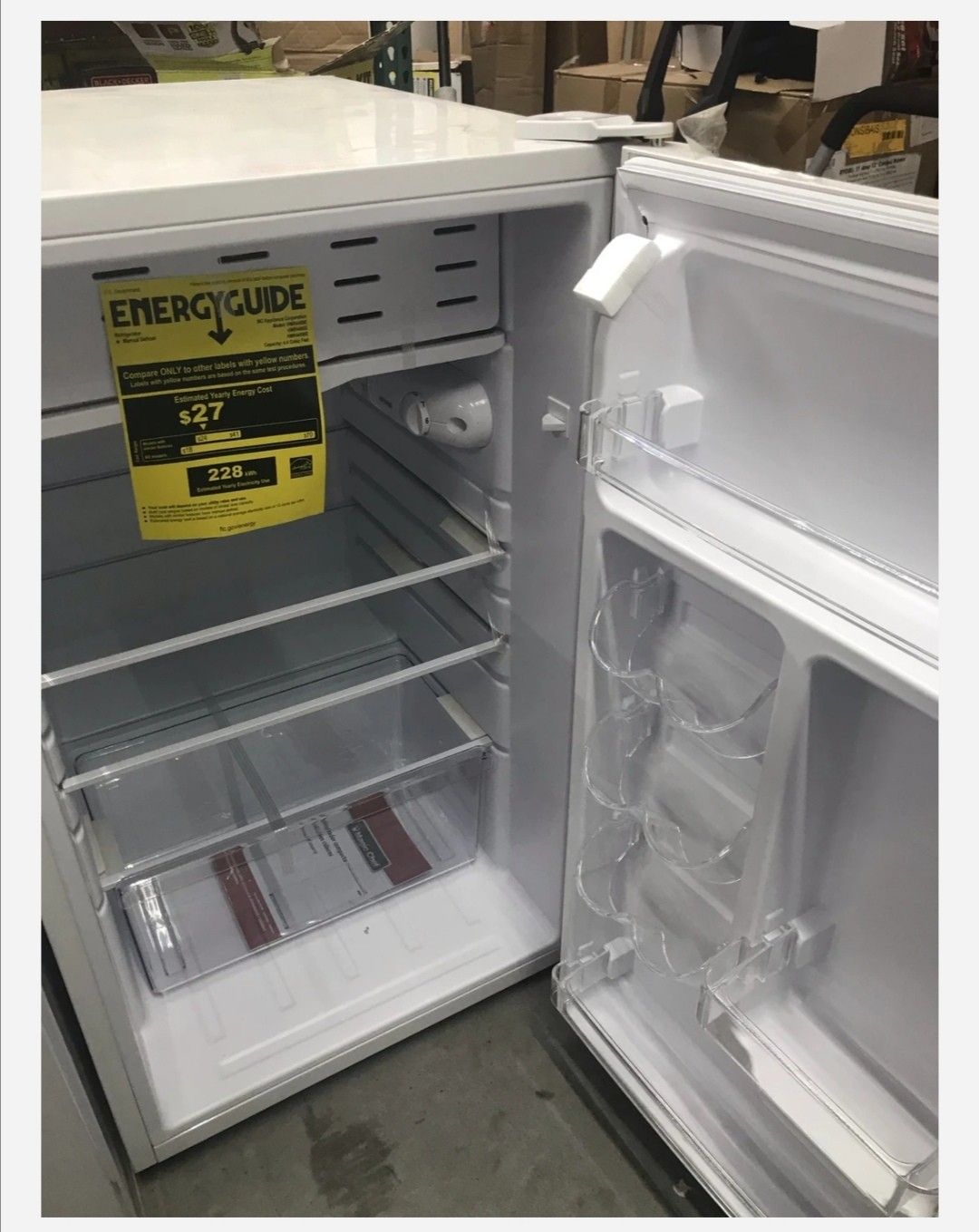 Magic Chef 4.4 cu. ft. Mini Fridge in White for Sale in Houston, TX
