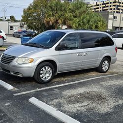 05 Chrysler   Town & Coumtry