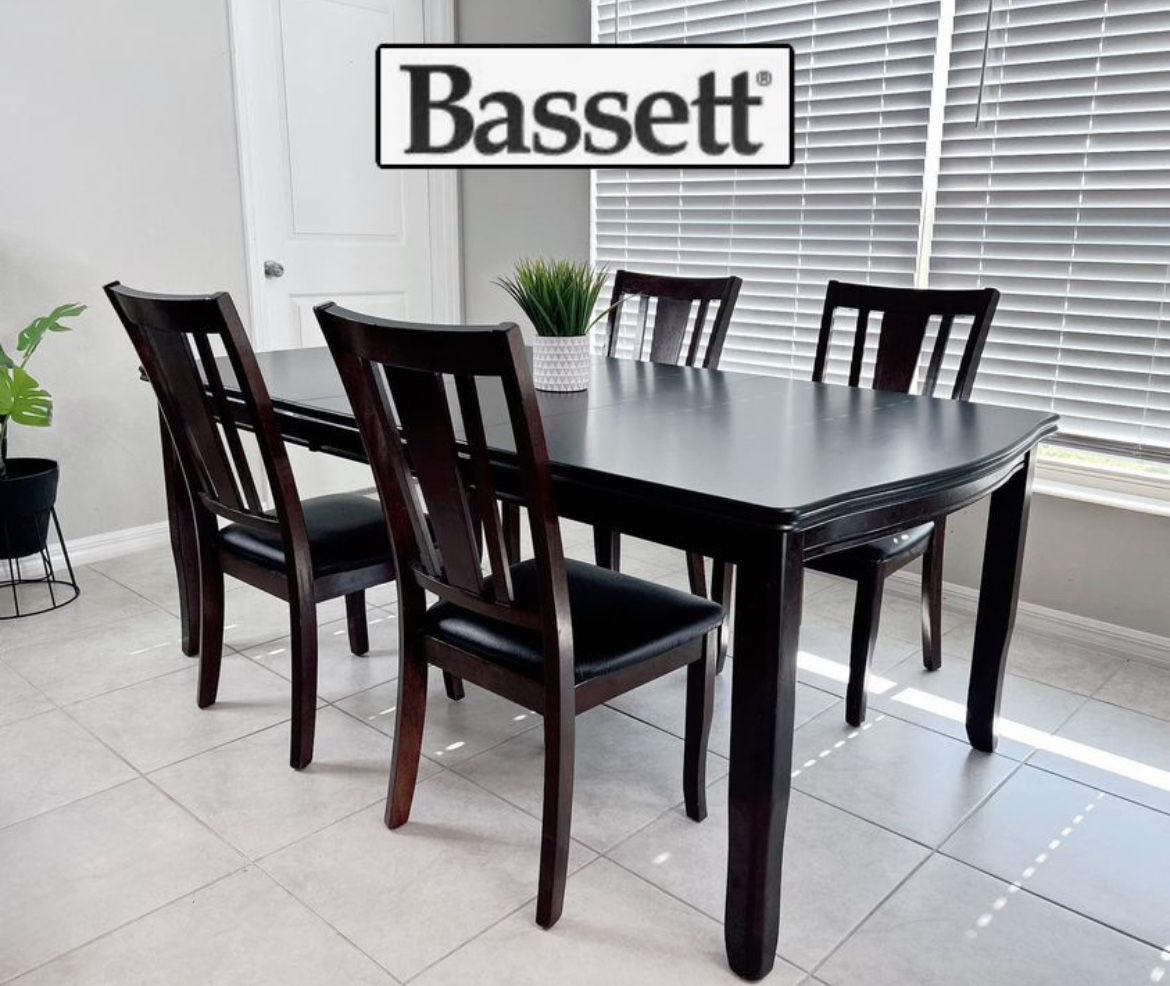 Like New! Extendable Dining Room Table Set