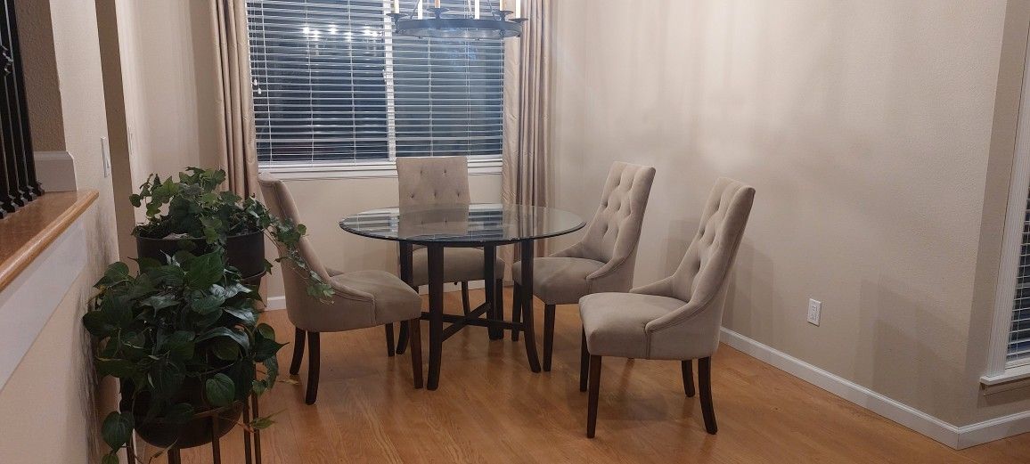 Glass Top Table And 4 Dining Chairs In Exellent Condition