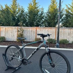 GT Aggressor Pro Mountain Bike Large Frame Aluminium bicycle 27.5 wheels