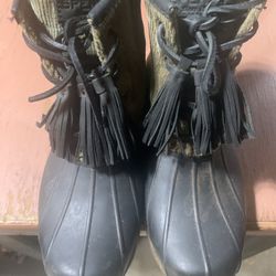 Sperry Women’s Saltwater Tassel Duck Boots in olive/black 