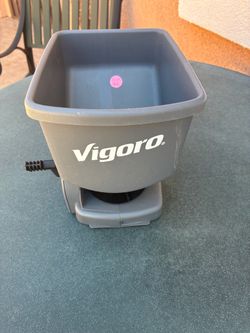 Vigoro lawn fertilizer or seed spreader works perfect like new