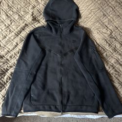 black nike tech fleece hoodie