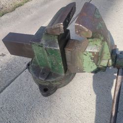 Vintage Big  Heavy Charles Parker 4" Vise