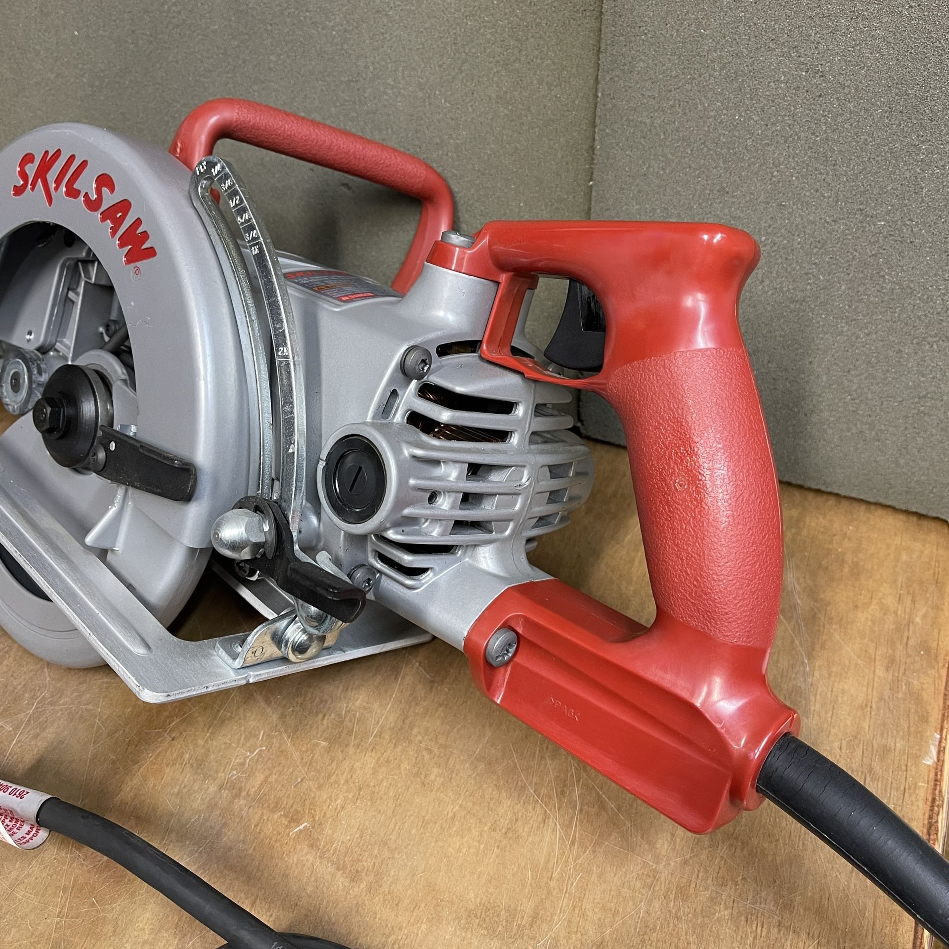 (New) SKILSAW SKIL HD77M 7 1/4 Worm Drive Magnesium Circular Saw Mag 77