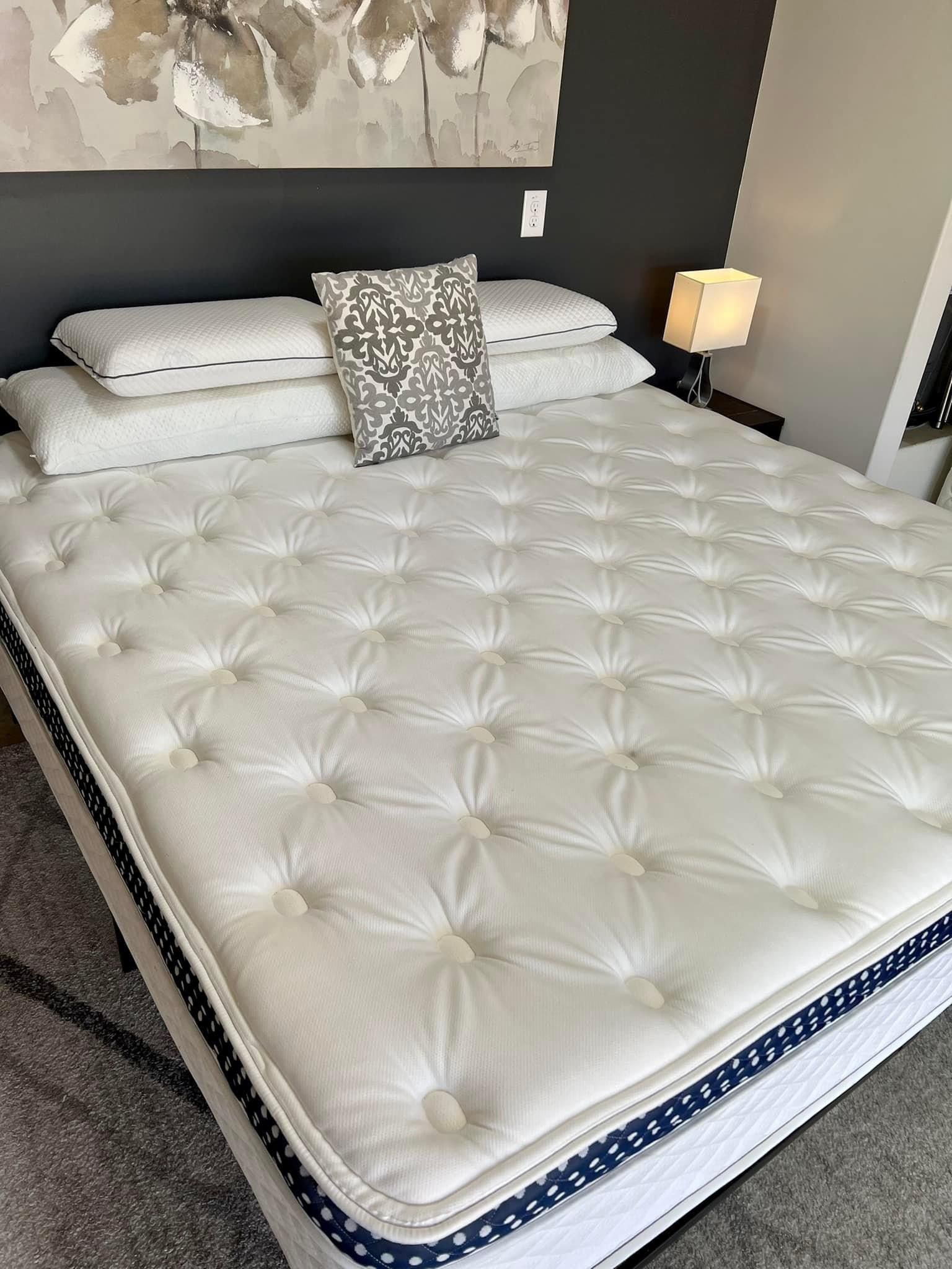Like New King Memory Foam Hybrid Mattress